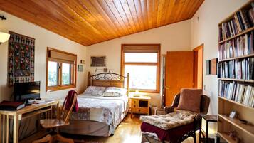 5 Schlafzimmer, Schreibtisch, Bügeleisen/Bügelbrett, WLAN