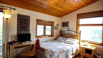 5 bedrooms, desk, iron/ironing board, WiFi