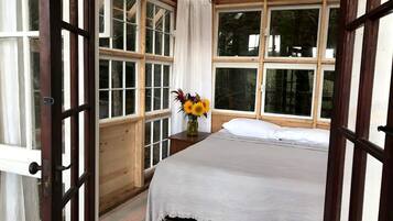 1 bedroom, bed sheets