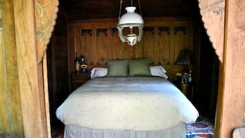 1 bedroom, desk, WiFi, bed sheets