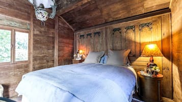1 bedroom, desk, WiFi, bed sheets