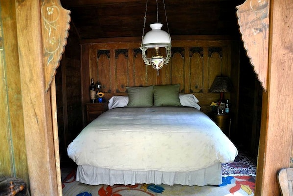 1 bedroom, desk, WiFi, bed sheets
