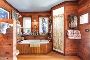Bañera de hidromasaje, secador de pelo, toallas y jabón