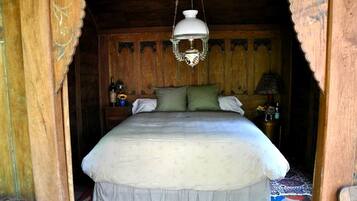 1 bedroom, desk, WiFi, bed sheets