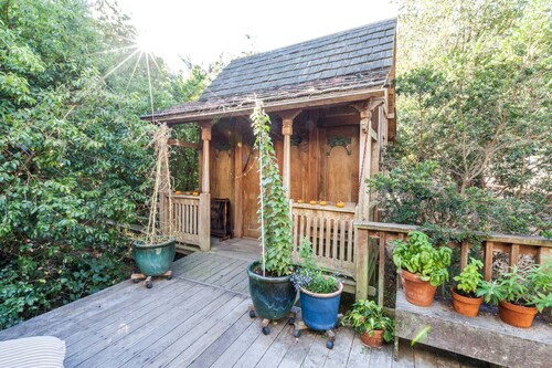 Antique Indonesian Teakwood Cottage for a Romantic Getaway in Petaluma, California