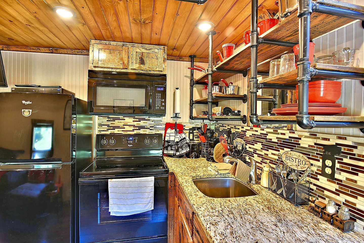 Refrigerador, microondas, parrilla de estufa y cafetera y tetera 