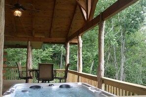 Outdoor dining - Romantic One-Bedroom Cabin with a Fireplace near Asheville, North Carolina (Clyde)