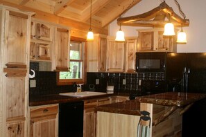 Coffee/tea maker, fridge, microwave, oven - Romantic One-Bedroom Cabin with a Fireplace near Asheville, North Carolina (Clyde)