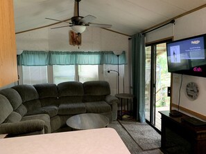 TV - Comfortable Cabin Rental with Wi-Fi near the Great Smoky Mountains, North Carolina (Bryson City)