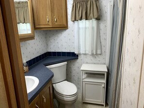 Towels, toilet paper - Comfortable Cabin Rental with Wi-Fi near the Great Smoky Mountains, North Carolina (Bryson City)