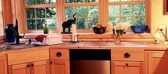 Pristine and Cozy Cabin Rental Overlooking Pond near Rochester, New York
