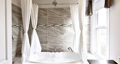 Charming Weekend Getaway Located on a Vineyard near Cleveland, Ohio
