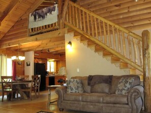 Télévision, cheminée, lecteur de DVD, baby-foot