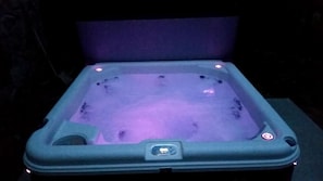Eine Wellnessbadewanne mit Bedienfeld, Fußstütze und Füllstandsanzeige.