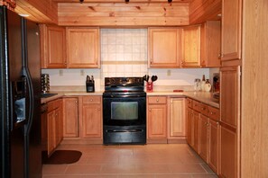 Coffee/tea maker, fridge, microwave, oven - Deluxe Log Cabin with a Hot Tub in the Smoky Mountains of North Carolina (Clyde)