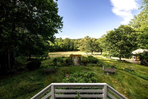 Property grounds - Cozy Ground Floor Suite in a Beautiful Farmhouse for a Unique Getaway in Afton, Virginia (Afton)