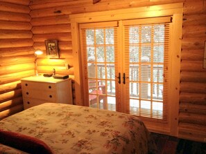 Room - Family-Friendly Log Cabin Rental in California's Gold Country near Sacramento (Volcano)