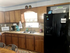 Réfrigérateur, plaque de cuisson, cafetiÚre/bouilloire