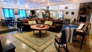 Télévision, cheminée, lecteur de DVD, baby-foot