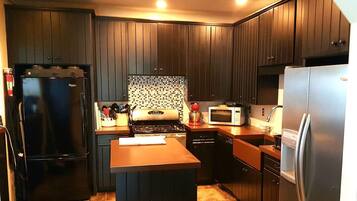 Fridge, microwave, stovetop, dishwasher