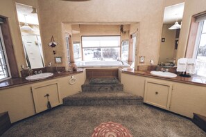 Jetted tub, hair dryer, towels, soap - Charming Dome Rental in Colorado for Stunning Retreats to the Mountains (Crestone)