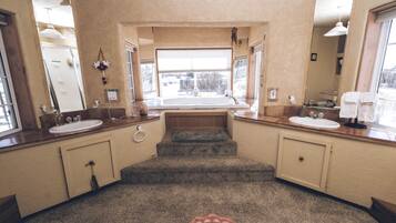 Baignoire à jets, sèche-cheveux, serviettes fournies, savon