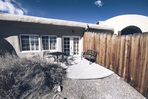 Outdoor dining - Charming Dome Rental in Colorado for Stunning Retreats to the Mountains (Crestone)