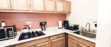 Réfrigérateur, surface de cuisson, cafetiÚre-théiÚre