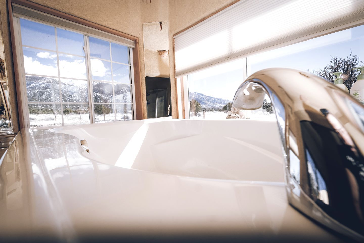 Een bubbelbad, een haardroger, handdoeken, zeep