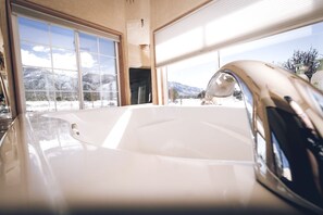 Baignoire Ă jets, sĂšche-cheveux, serviettes fournies, savon