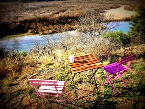Un banc et une table au bord d’une rivière.