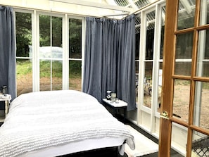 1 bedroom, bed sheets - Runamuk Farm Camp Tiny House near Cambridge, New York (Cambridge)