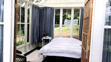 1 bedroom, bed sheets