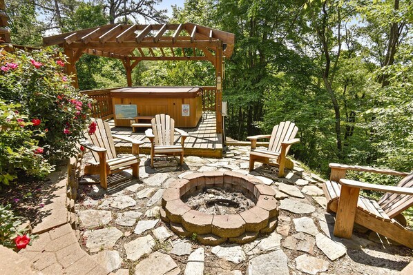 Terrace/patio - Charming Cabin Rental with a Hot Tub and Fireplace in the Smoky Mountains (Clyde)