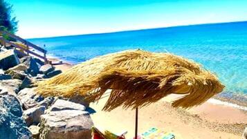 Playa en los alrededores, paseos en velero, kayaks y pesca