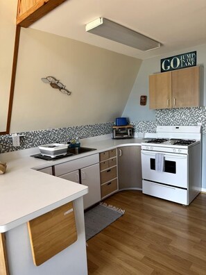 Coffee/tea maker, fridge, microwave, oven
