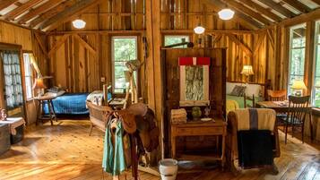 1 habitación, tabla de planchar con plancha y ropa de cama