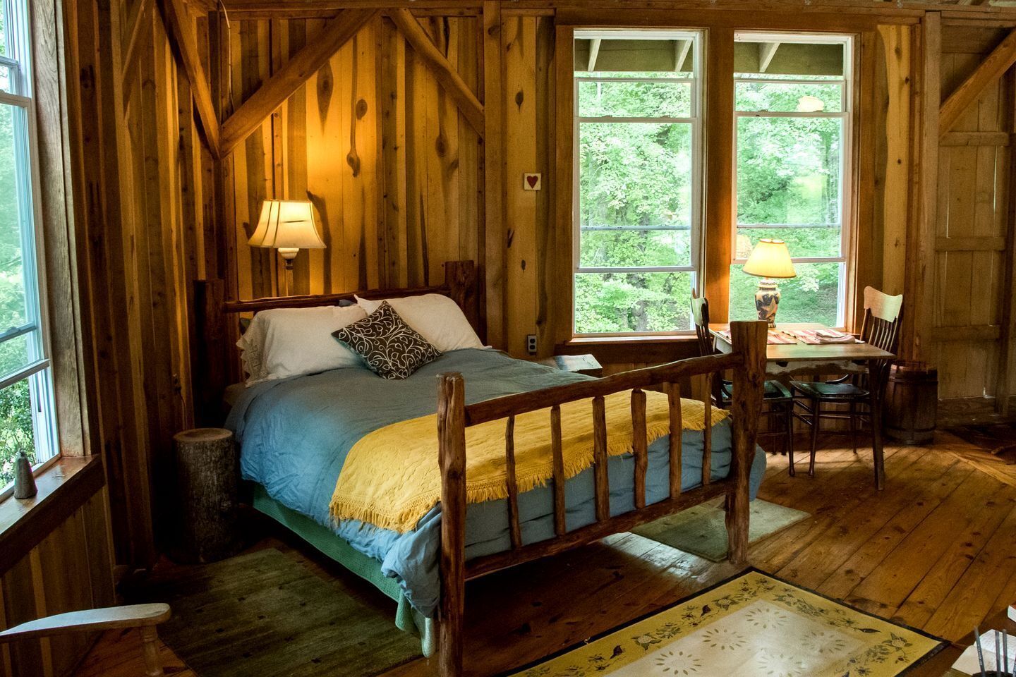 1 habitación, tabla de planchar con plancha y ropa de cama 