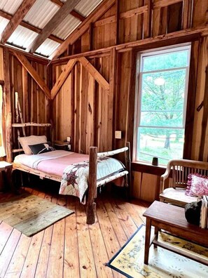 Iron/ironing board, bed sheets