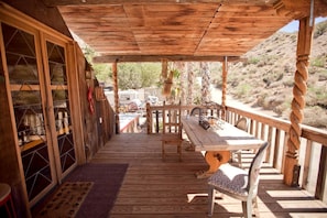 Outdoor dining - Unique Desert Experience for a Romantic Getaway Ideal for Exotic Animal Lovers in Morongo Valley, California. (Morongo Valley)