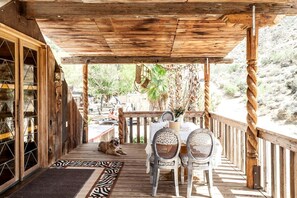Outdoor dining - Unique Desert Experience for a Romantic Getaway Ideal for Exotic Animal Lovers in Morongo Valley, California. (Morongo Valley)