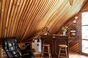 Interior - Unique Desert Experience for a Romantic Getaway Ideal for Exotic Animal Lovers in Morongo Valley, California. (Morongo Valley)