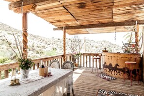 Outdoor dining - Unique Desert Experience for a Romantic Getaway Ideal for Exotic Animal Lovers in Morongo Valley, California. (Morongo Valley)