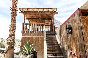 Property grounds - Unique Desert Experience for a Romantic Getaway Ideal for Exotic Animal Lovers in Morongo Valley, California. (Morongo Valley)