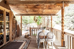 Outdoor dining - Unique Desert Experience for a Romantic Getaway Ideal for Exotic Animal Lovers in Morongo Valley, California. (Morongo Valley)
