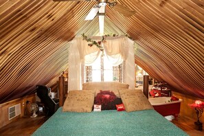 Spa - Unique Desert Experience for a Romantic Getaway Ideal for Exotic Animal Lovers in Morongo Valley, California. (Morongo Valley)