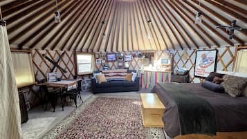 1 habitación, cuna de viaje y ropa de cama