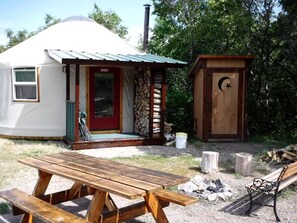 Outdoor dining - Secluded Cozy Yurt for Luxury Camping near Pocatello, Idaho (Pocatello)
