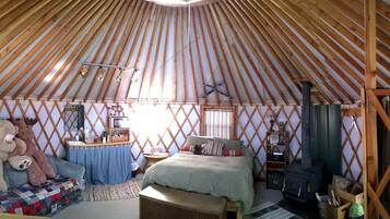 1 bedroom, travel crib, bed sheets