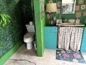 Serviettes fournies, savon, shampoing, papier toilette